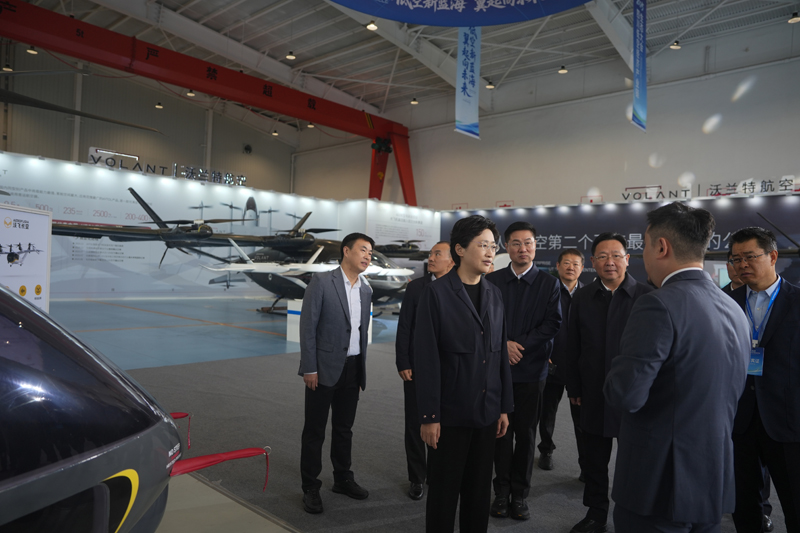 2025四川低空经济产业链生态大会在自贡举行 <br>施小琳为四川省低空经济产业研究院授牌