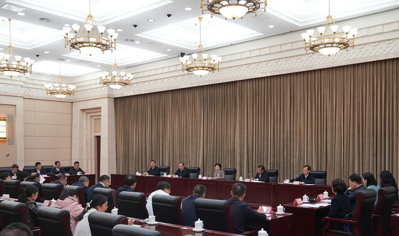 2025年省政府与省总工会联席会议召开 施小琳出席并讲话