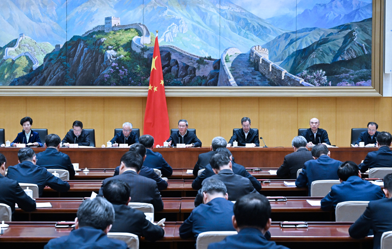 李强主持召开国务院第八次全体会 深入学习贯彻习近平总书记在全国两会期间的重要讲话精神 对落实国务院2025年重点工作进行部署