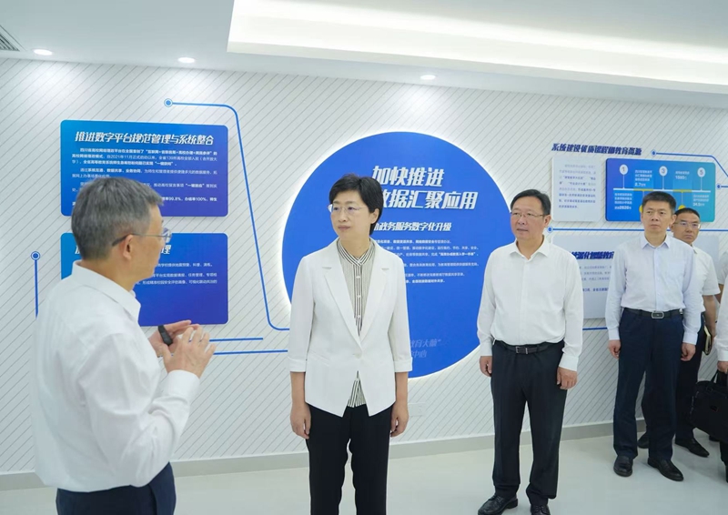 施小琳在省教育信息化与大数据中心调研时强调 <br>坚守教育初心 促进教育惠民 <br>努力让每个孩子都享有人生出彩的机会