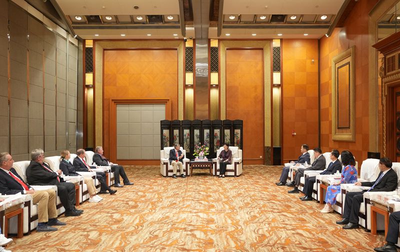 施小琳会见国际世界运动会协会主席佩鲁雷纳