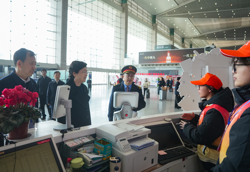 施小琳调研检查春运等工作并走访慰问一线干部职工<br>深入细致守安全保畅通优服务<br>确保全省人民和广大游客平安欢乐祥和过节