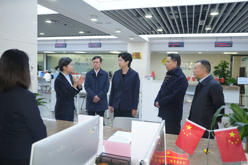 施小琳在省市场监管局调研并召开专题会议时强调 <br>推动监管更精准服务更精细治理更高效 <br>持续优化市场环境更好服务全省高质量发展