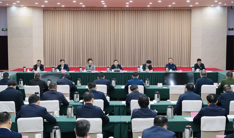 王晓晖主持召开2025年省委议军会议和省委理论学习中心组专题学习（扩大）会强调 <br>持续推进我省国防动员和后备力量建设 <br>努力开创国防建设和经济社会协调发展新局面 <br>施小琳田向利出席