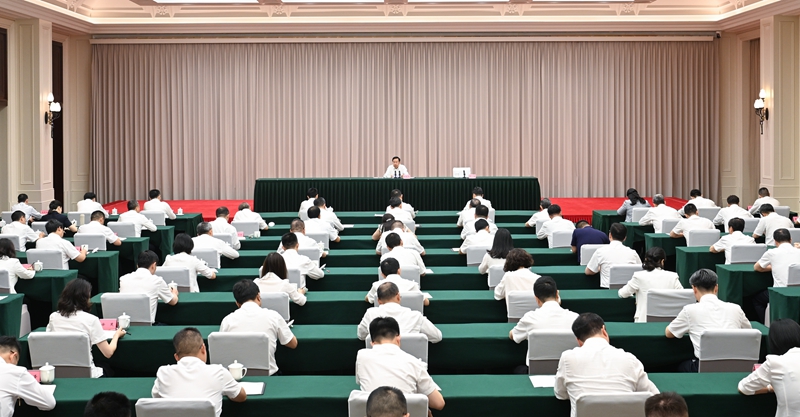 王晓晖向年轻干部讲学习教育专题党课时强调 在学习教育中练好内功提升修养增强本领 以更加奋发有为的精神状态干事创业造福群众